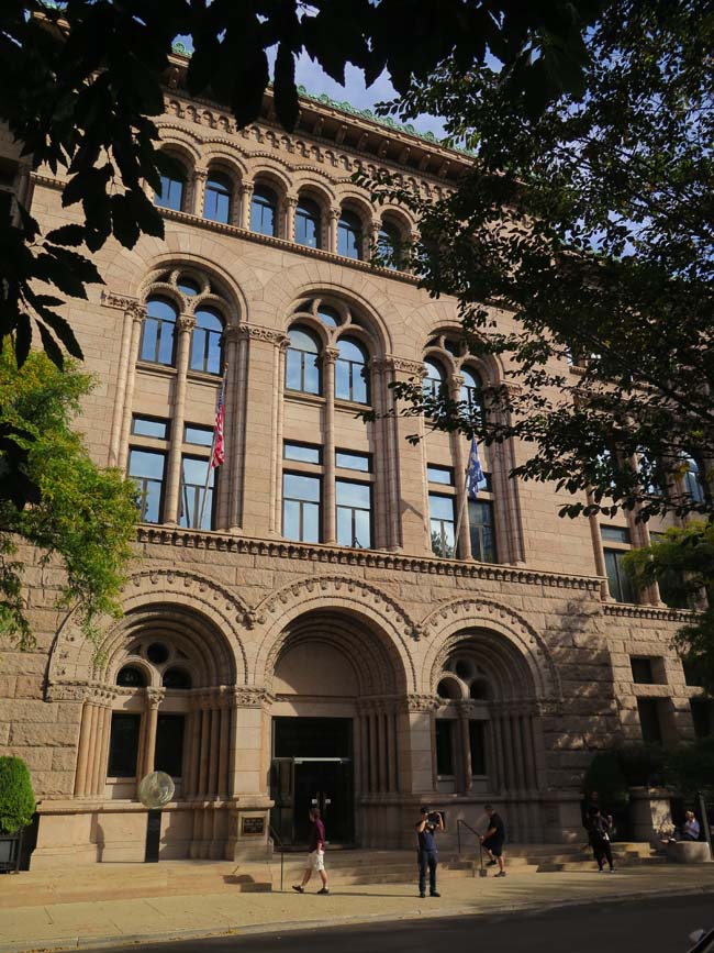 Newberry-Library-outside-2560